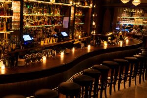 При контрола во локал во Гостивар приведени две лица