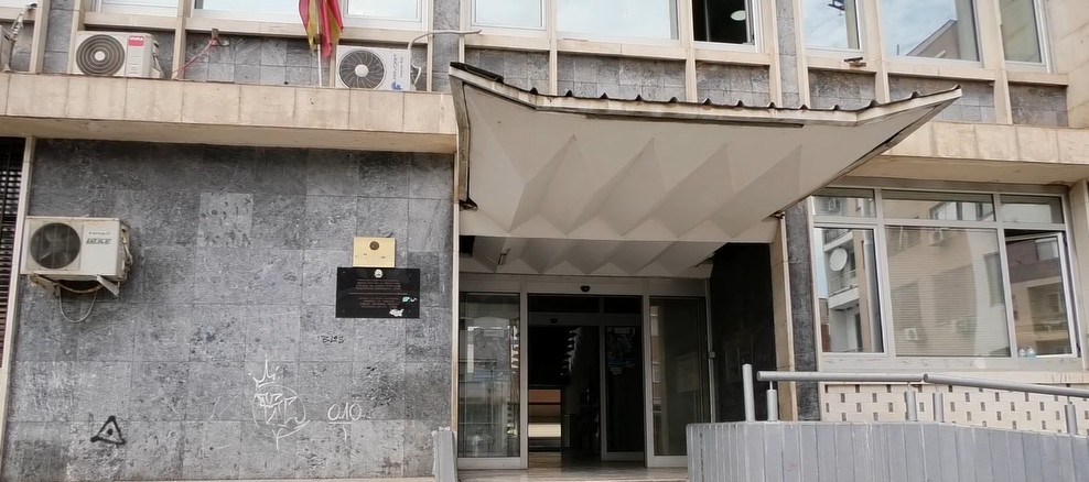 ПОЛИЦИЈАТА ВЛЕЗЕ ВО УЈП ВО ШТИП – поранешен раководител и друг вработен во управата се повикани на разговор