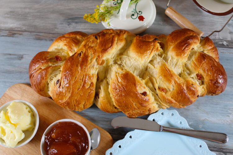 РЕЦЕПТ НА ДЕНОТ: Млечна плетенка која исчезнува штом ја ставите на маса