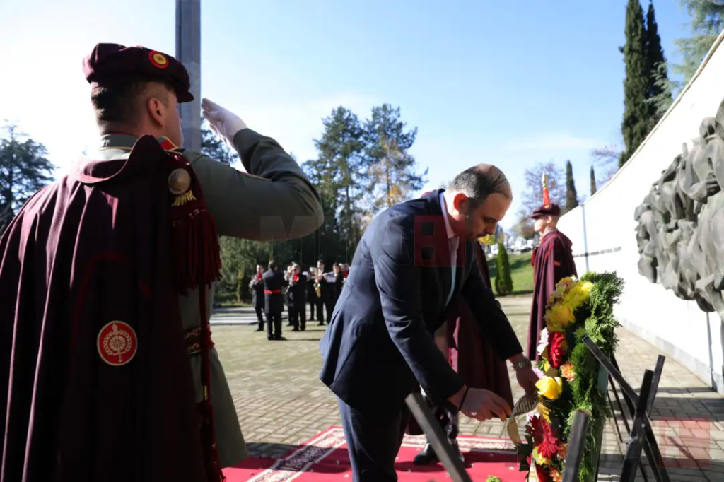 Делегации положија цвеќе на Партизанските гробишта во Скопје по повод 13 Ноември