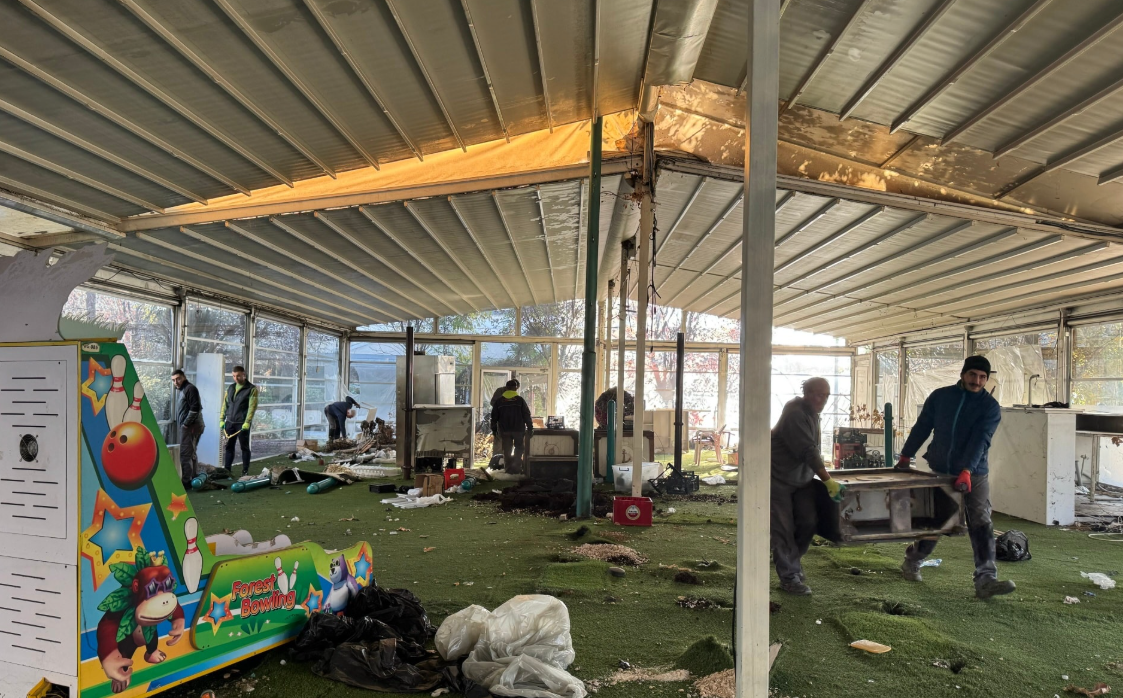 (ФОТО) Се демонтира затворена тераса во општина Аеродром – тревникот им се враќа на граѓаните