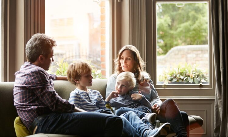 КАКО ДЕТЕТО ДА ВЕ СЛУША: Моќта на поврзувањето низ едноставни фрази