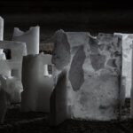 „Стопен град“ ја претвора уметноста во лабораторија на топлината и кревкоста