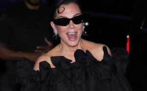 (Фото) „Новата кралица на пластичната хирургија“ го прослави својот 70-ти роденден: Цела во црвено, направи спектакл