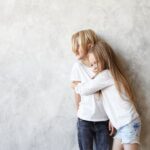 Експерти објаснуваат зошто не треба да се принудува детето да ги гушка роднините