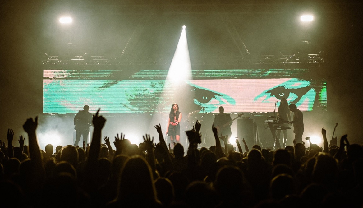 ПО 25 ГОДИНИ ЗАЕДНО ЗВУЧИМЕ ПОУБАВО, РЕЧЕ РУЖИЦА ОД „АРЕА“ НА ЕМОТИВНИОТ КОНЦЕРТ ВО СКОПЈЕ