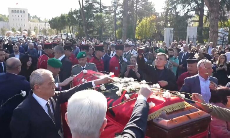 Оддадена последна почит на поранешниот албански премиер Фатос Нано