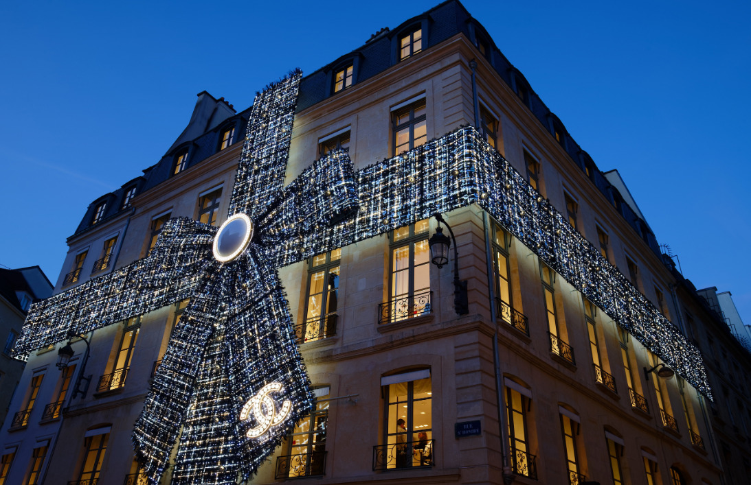 (Видео) Крадци со пиштоли и секири се обиделе да ја ограбат продавницата на Шанел во Париз