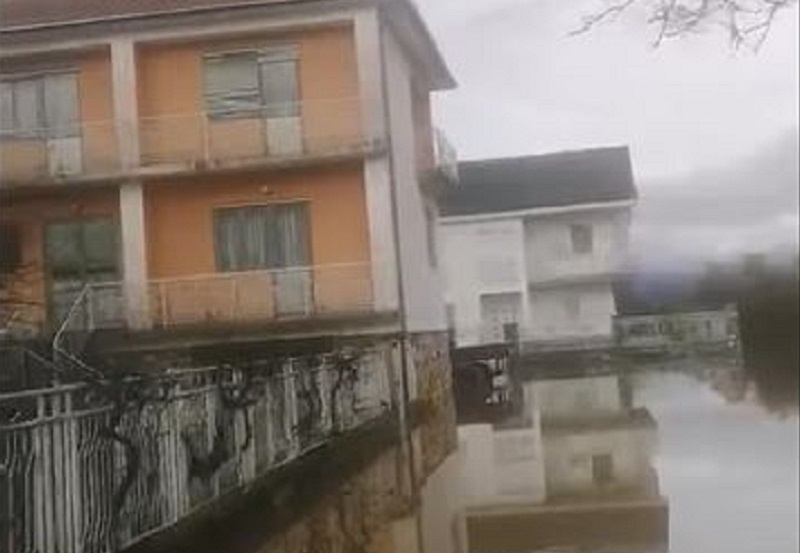 Поплави во ресенско, над 50 куќи и земјоделски површини под вода по излевањето на реките