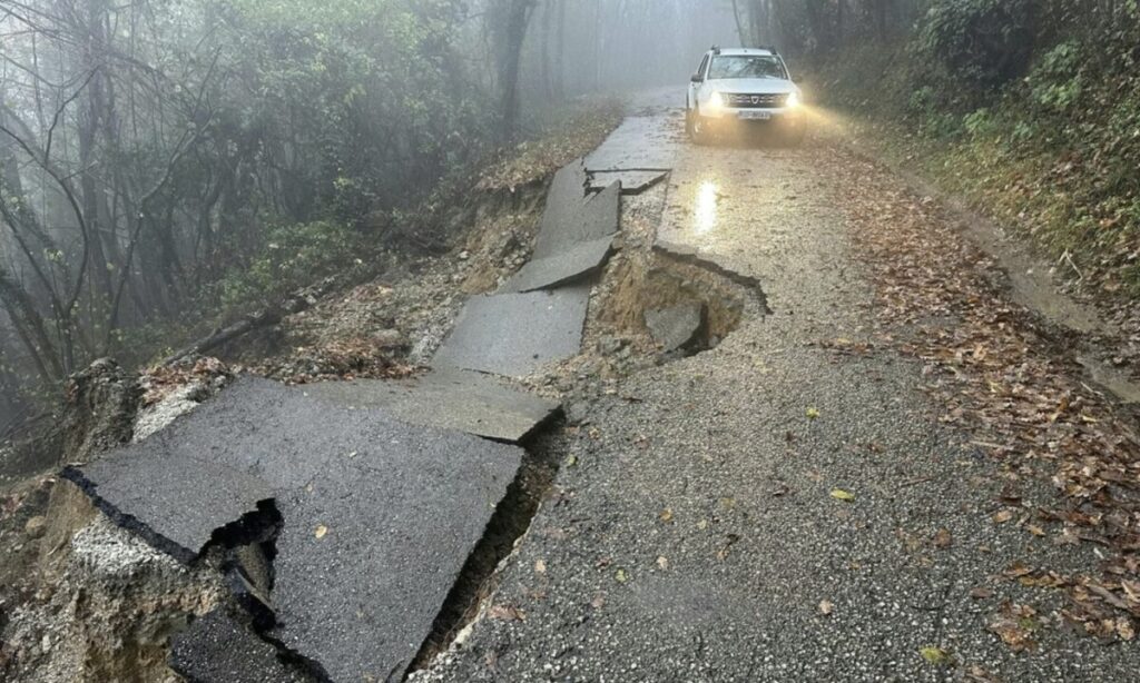 Силна бура предизвика хаос во соседството: Поплави и лизгање на земјиштето ги затворија патиштата, стотици луѓе останаа без струја