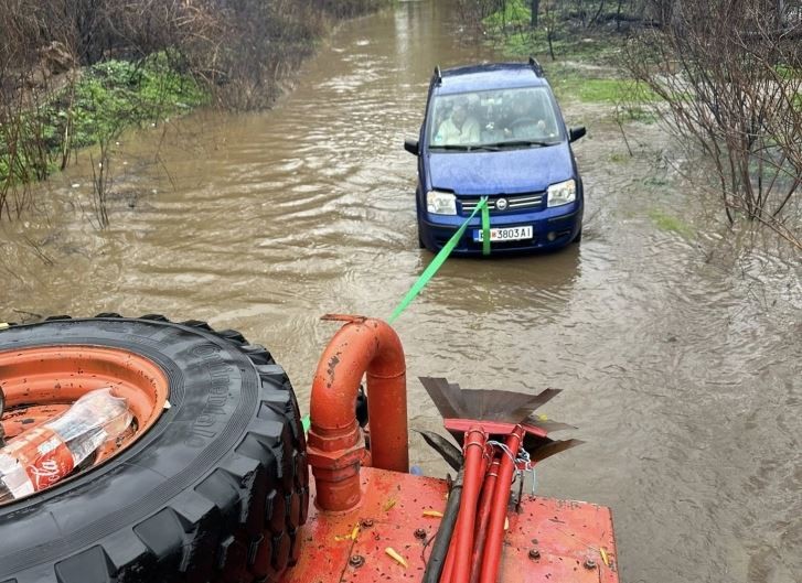 Пожарникари извлекуваа две лица и автомобил од поплава по излевање на Пчиња