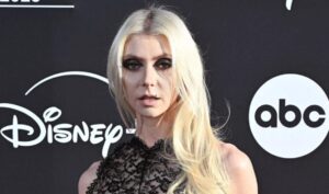 (Фото) Проѕирен фустан, без градник: Ѕвездата од „Gossip Girl“ во драматична комбинација на црвениот тепих