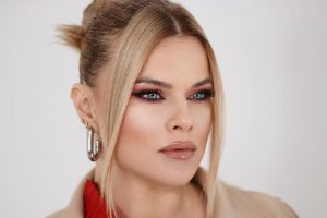 Рок-иконата Дани Димитровска го претставува својот најнов сингл „Заедно”