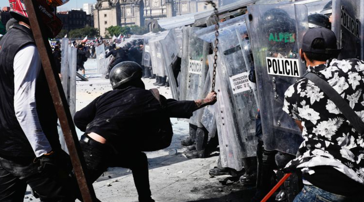 (Видео) Масовни протести во Мексико Сити – повредени 120 лица