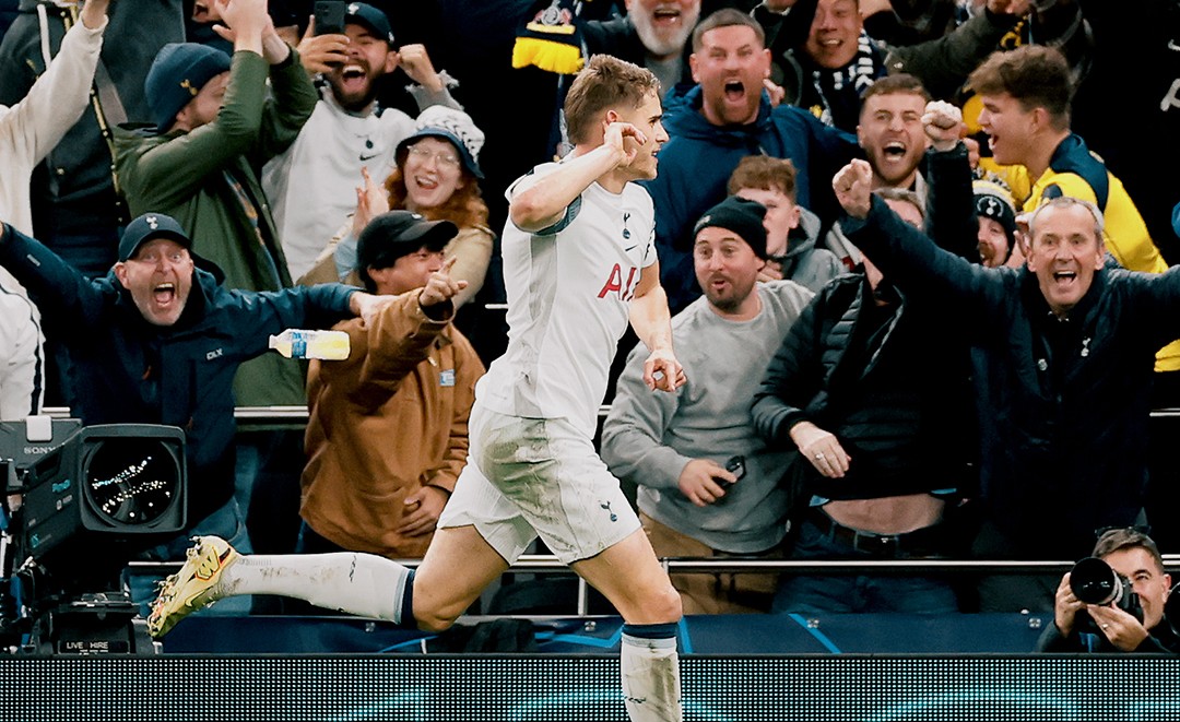 „Мики ван де Меси“: Погледнете го спектакуларниот слалом на стоперот на Тотнем! (ВИДЕО)