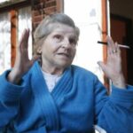 (Фото) Мира Бањац го прослави 96-от роденден: Славната актерка ги пречека колешките со цигара в рака и кафе на масата