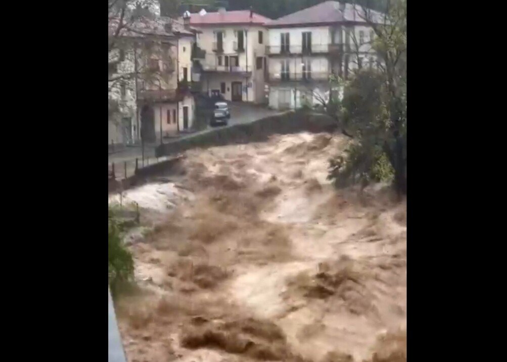 (Видео) Италија под вода: свлечишта рушат згради, жители на покриви чекаат спасување