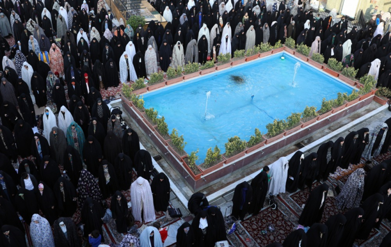 Иран прска облаци и се моли да заврне