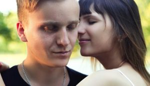 Експертите објаснуваат – Ова се најчестите постапки на луѓето кои се несигурни во љубовните врски