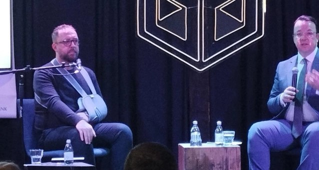 Министерот Љутков дојде со бандажирана рака на настан