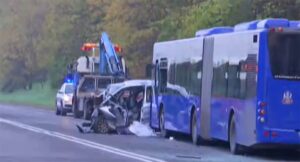 Автомобил целосно згмечен во судир со автобус – возачот загина, осуммина се повредени