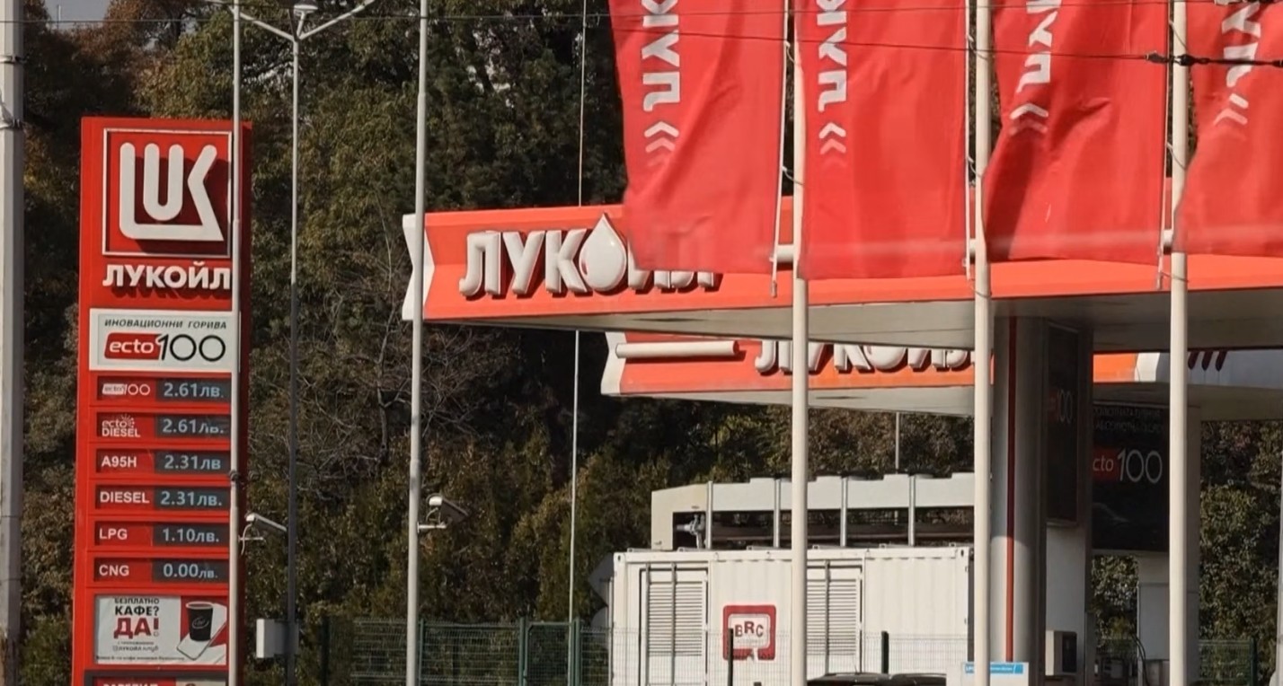 Се бара решение за 550 вработени во „Лукоил Македонија“