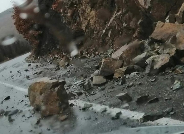 Излевања на водотеци и одрони на повеќе места