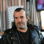 ПОЛИЦИЈАТА ГО ПРИВЕДЕ , СУДОТ ПАРИЧНО ГО КАЗНИ АЦА ЛУКАС ШТО ПЕЕЛ БЕЗ ДОЗВОЛА