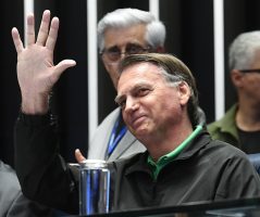 Жаир Болсонаро уапсен поради „ризик од бегство“ додека во домашен притвор чекал да биде спроведен во затвор