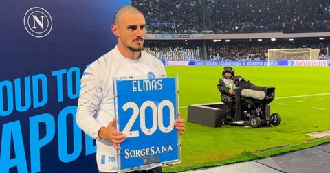 Ељиф Елмас доби чест од Наполи за влезот во „клубот 200“