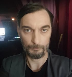 Денес роденден прославува нашиот познат музичар, композитор, продуцент и мулти-инструменталист Сашко Костов