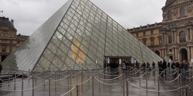 ФРАНЦУСКИОТ МИНИСТЕР ЗА ВНАТРЕШНИ РАБOТИ УШТЕ СЕ НАДЕВА ДЕКА ЌЕ БИДЕ НАЈДЕН СКАПОЦЕНИОТ НАКИТ УКРАДЕН ОД ЛУВР