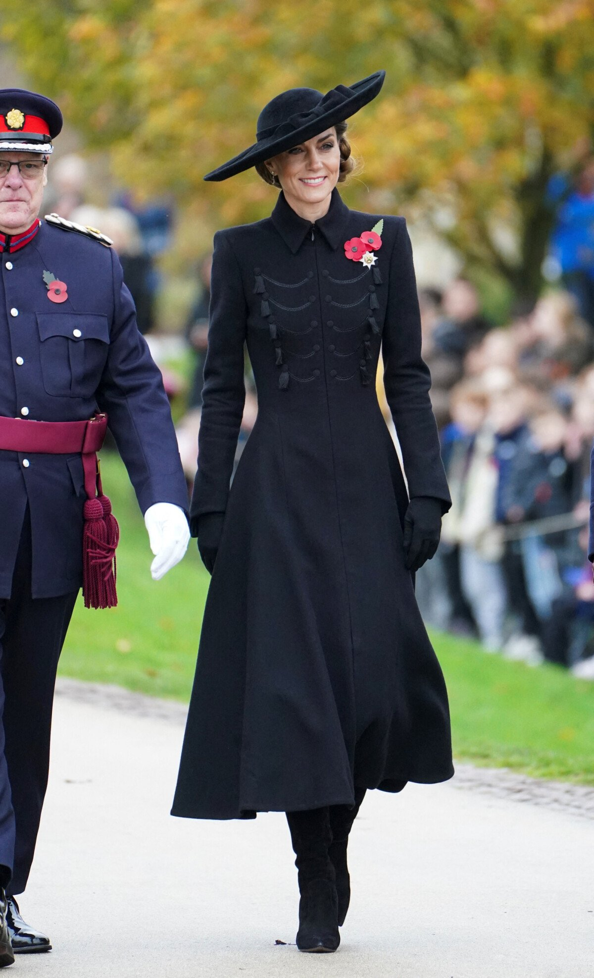 Елеганција во црно: Кејт Мидлтон од глава до пети во една боја со посебен детал на реверот