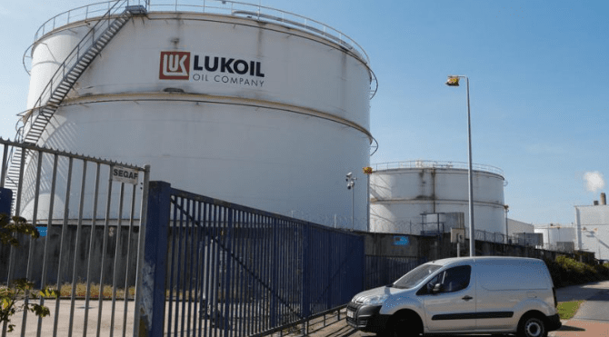 БУГАРИЈА НАЈАВИ ПРЕВЗЕМАЊЕ НА РАФИНЕРИЈАТА НА ЛУКОИЛ, која е под санкции и планира нејзина продажба