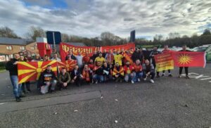 Борачите ја бодрат фудбалската репрезентација во историскиот меч во Кардиф за пласман на СП, градот каде што се освоени првите медали за Македонија