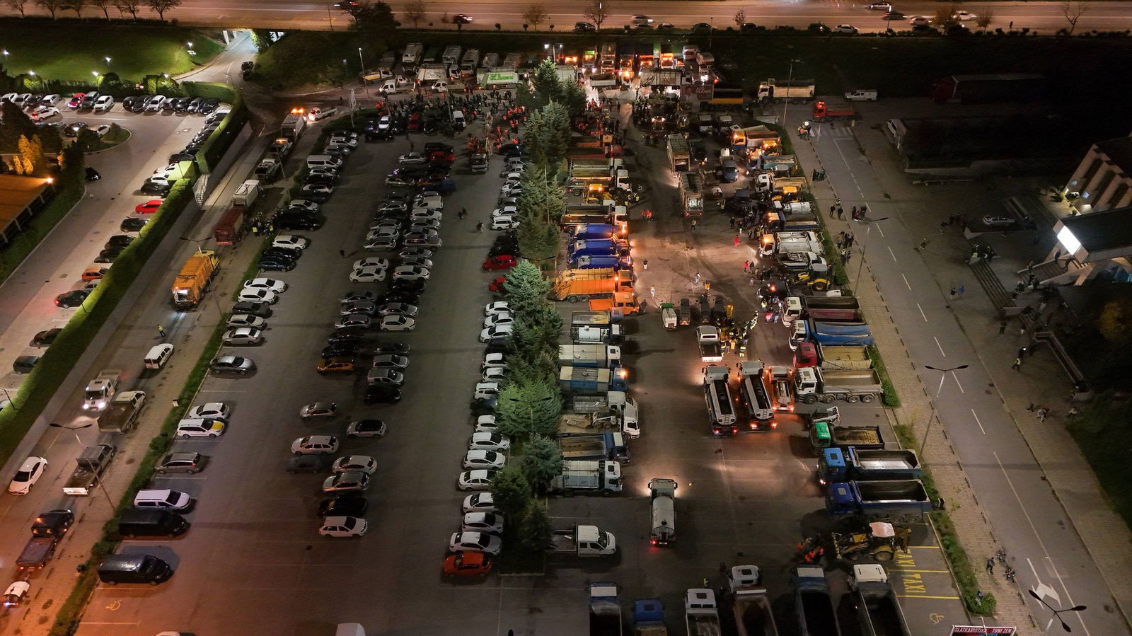 (ВИДЕО и ФОТО) Спектакуларно започна ПР претставата „72 часа чисто Скопје“, во присуство на Орце и Мицкоски