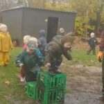 Снимка од данска градинка докажува дека децата се најсреќни кога си играат во кал