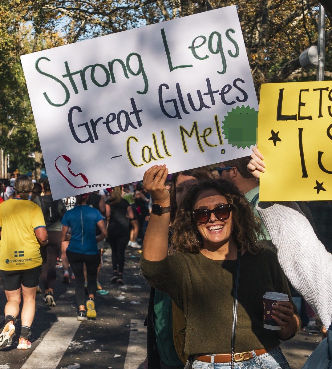 Љубов надвор од мобилните апликации: Њујорчанка јавно го објави својот телефон на маратонот во обид да најде љубов