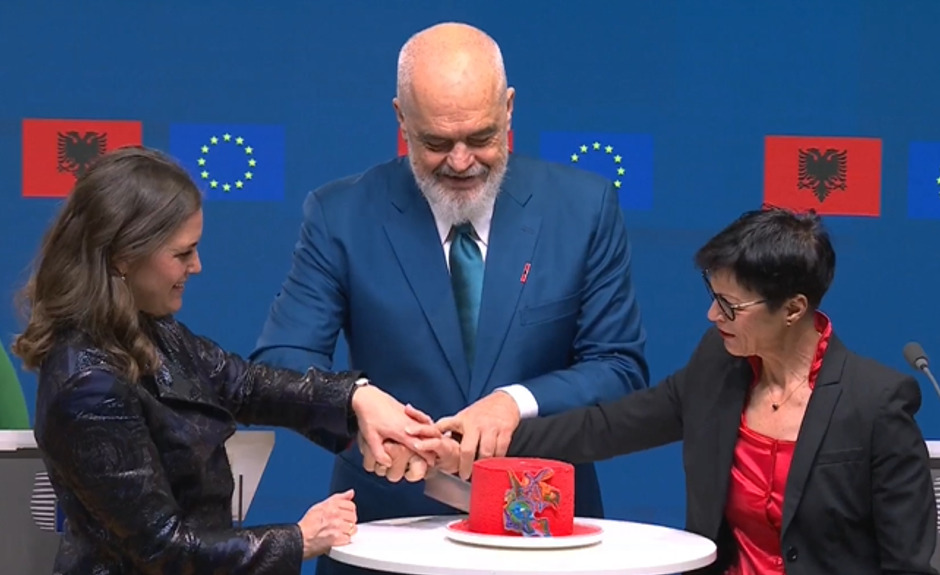 Албанија со торта во Брисел го прослави отворањето на последниот преговарачки кластер со ЕУ