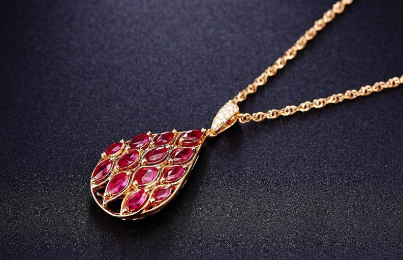 НАКИТ КАКО УКРАС ИЛИ ПЛОЧКИ ЗА ШТЕДЕЊЕ: Зошто не е сеедно во кој облик купувате злато?