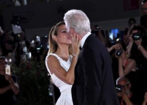 (Фото) Тој има сопруга 34 години помлада од него, а ова е неговата тајна: „Само кога таа ми дозволува“