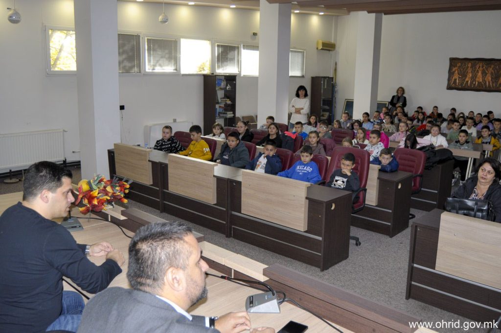 ЧЕТВРТООДДЕЛЕНЦИТЕ ОД ООУ „ХРИСТО УЗУНОВ“ ВО ПОСЕТА НА ОПШТИНА ОХРИД