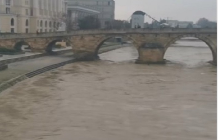 Во последното деноноќие на повеќе локации во државата се регистрирани зголемувања на водостоите на реките, како и одредени излевања