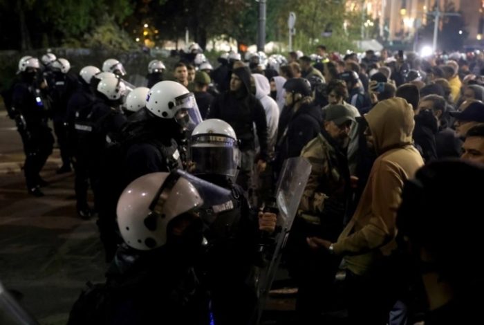 ПРОТЕСТИ ВО СРБИЈА: Утрово мирно пред Собранието по синоќешните инциденти, полицијата ноќеска привела 37 луѓе
