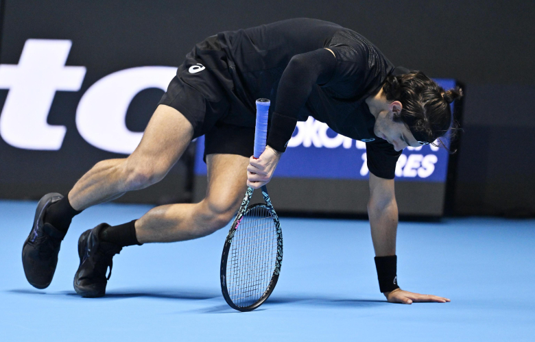 Поен на месецот, цела сала на нозе