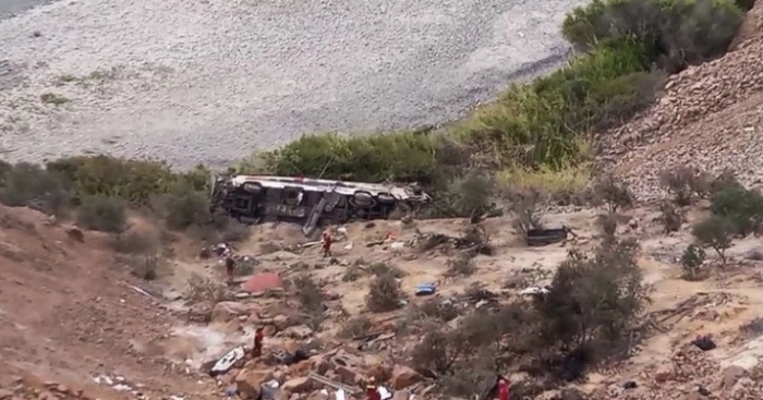 Најмалку 37 лица загинаа во Перу откако автобус падна во бездна длабока 200 метри