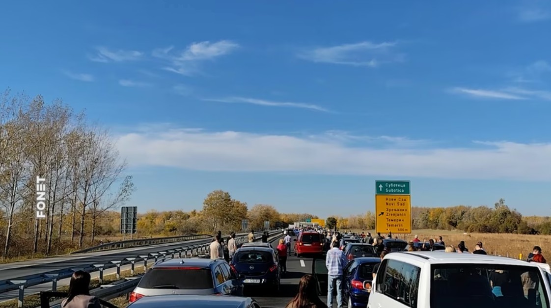 Граѓаните излегоа од своите возила и на автопат им оддадоа почит на жртвите од паѓањето на настрешницата ВИДЕО