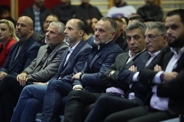 ВЛЕН тврди дека не се радува на „распаѓањето“ на НАИ и бара „силна“ опозиција