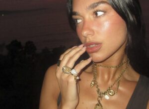 (Фото) Во никогаш пократко фустанче, на многумина им го помати умот