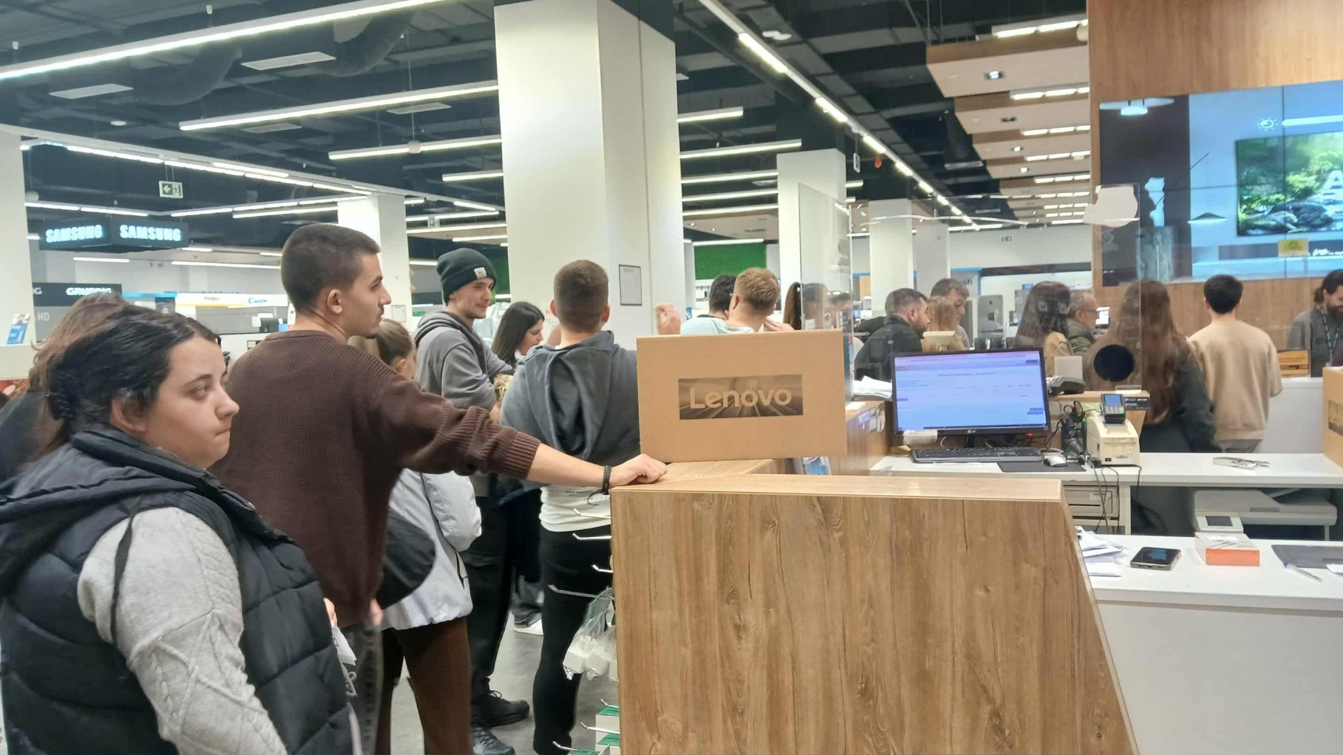 Колони во маркетите за студентски ваучер за електронска опрема